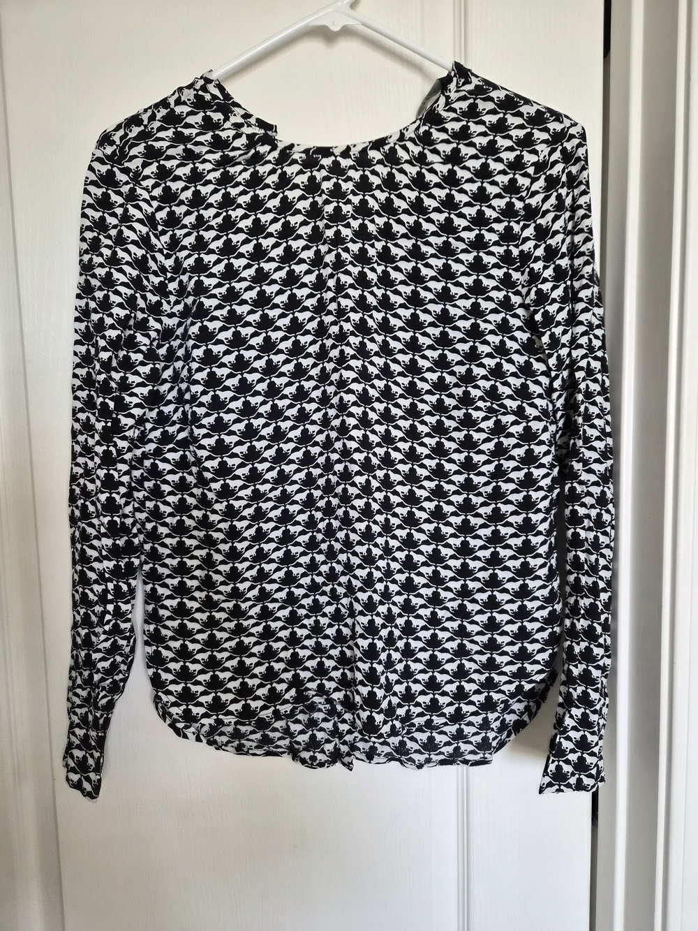 Black & White Patterned Long-Sleeve Women's Top